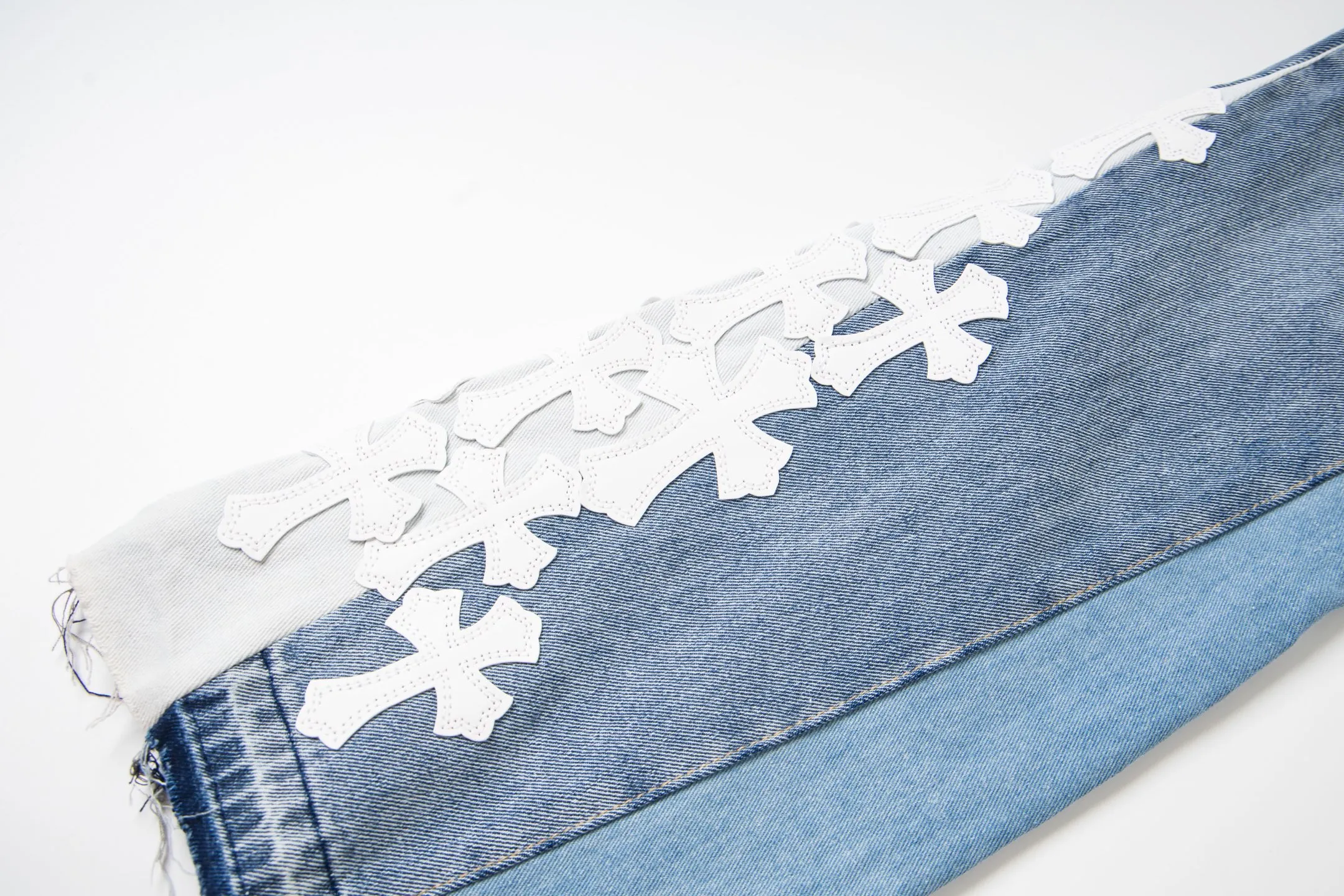 P240 Chrome Hearts Gallery co-branded limited-edition cross-flared flared jeans are a hot item this season and are sought after by countless celebrities and fashionistas. The neat details of the cutting process add color to the playful fashion! The neat and meticulous design, and the well-fitting structure is unique. The upper body not only has outstanding recognition, but also looks younger and younger. A style with the ultimate wearing meaning and performance, gorgeous color matching, and the craftsmanship of this style is also extremely extraordinary. After the finished product is washed, it is disassembled and hand-made with sheepskin cross leather and then spliced ​​together to complete. The whole piece has too many craftsmanship to describe. It is decorated with patchwork cross flowers and high-waisted washed jeans! ! Absolutely high-end luxury product, a god-level single product, a super popular product, made by top heavy industry, a magic weapon that cannot be missed to hit the streets. Style number: 1843 Size: 28 30 32 34 36 Color: blue